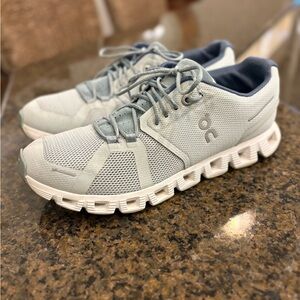 On Cloud Running women’s size 8 Gray Athletic Shoes